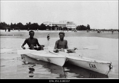 Helilooja Raimond Valgre (vasakult 1.) süstaga Pärnu rannas.  similar photo