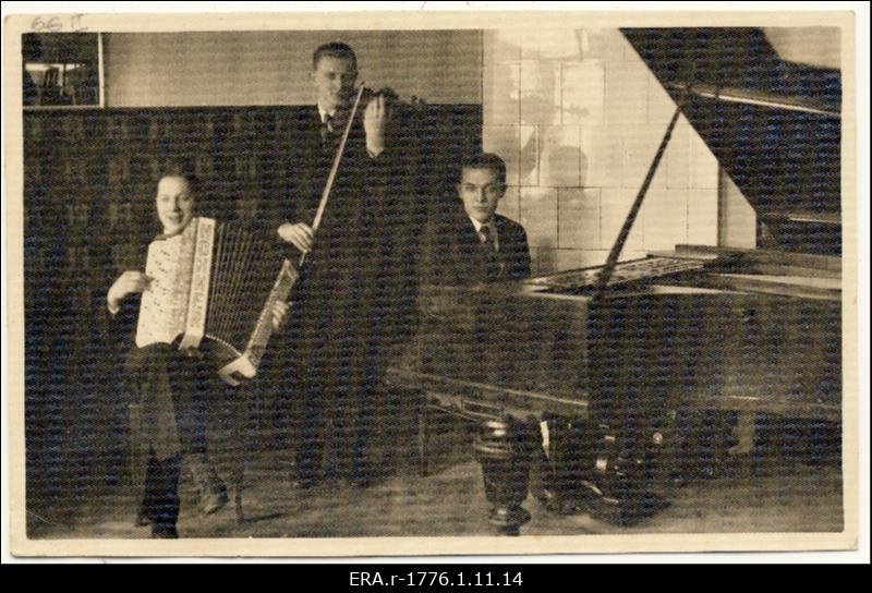 Ansamblifoto: Uno Värk (akordion), Artur Ranne (viiul), Raimond Valgre (klaver)
