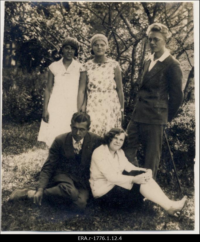 Raimond Valgre koos sõpradega Raplas