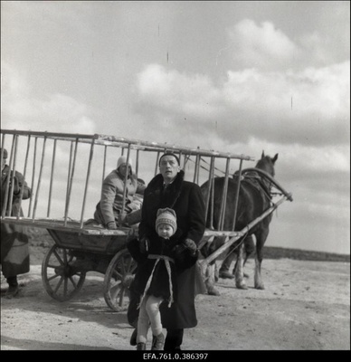 Filmi "Äratus" filmimine. Liina Lintrop Väikese Liisi osas. Sulev Luik Linnamehe osas. Kaljo Kiisk Mõistuse Jaani osas.  similar photo