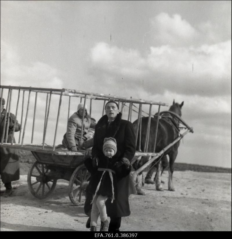 Filmi "Äratus" filmimine. Liina Lintrop Väikese Liisi osas. Sulev Luik Linnamehe osas. Kaljo Kiisk Mõistuse Jaani osas.