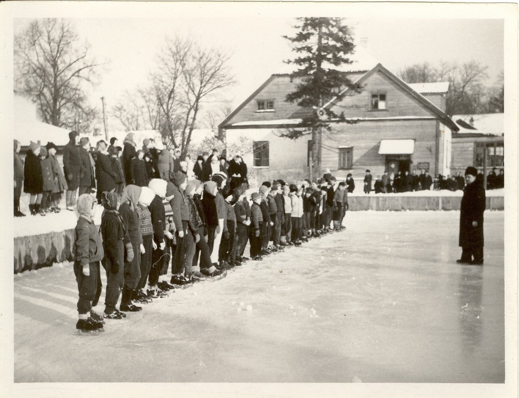 foto, uisutajad Paide liuväljal 1960-ndatel a.