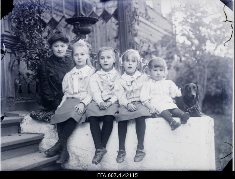 Ema lastega [mõisa]hoone trepil.