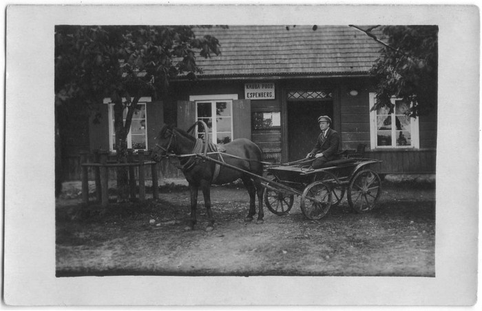 Espenbergi kauplus (Silmapood) Kõrgessaares. Vankril poe omanik
