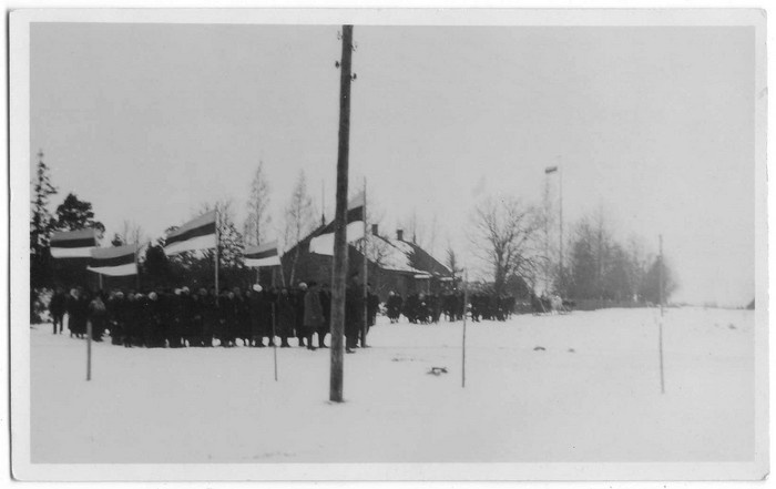 Inimesed lippudega 24.veebr.1924.a. Kõrgessaare vallamaja ees