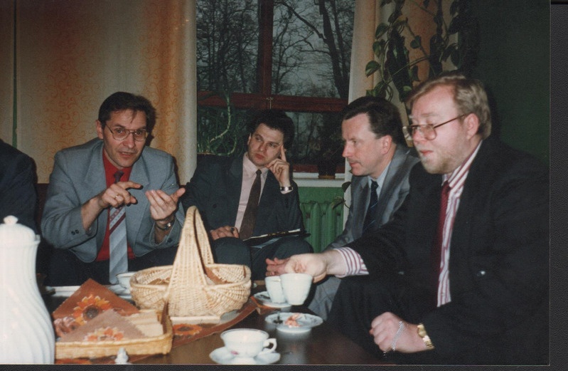 foto Peaminister Mart Laar külastamas Päinurme Eriinternaatkooli 1994.a.