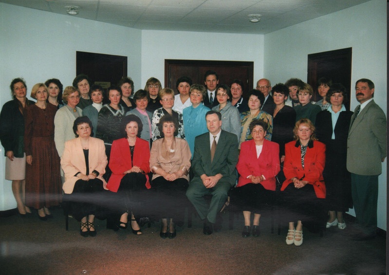 foto Järva maakonna haridustöötajad maavanem Arvo Sarapuu vastuvõtul 1990.ndatel aastatel