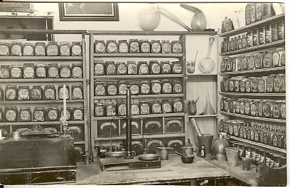 foto, 18.saj. apteek Paide muuseumis 1930-ndatel a.