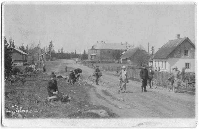 Palade küla keskus 1930.a. Eesiplaanil lapsed jalgratastega, vasakul priiusuliste palvemaja, Tarvitajate Ühisuse kauplus, keskel uus ja vana koolimaja, paremal Peeter Koha elamu selles asunud talurahva kauplusega