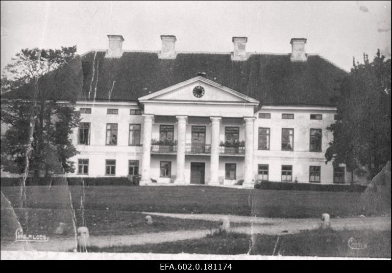 Lihula mõisa peahoone.