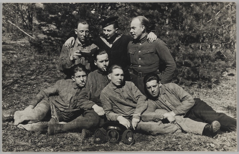 Oskar Vapper koos teiste ajateenijatega Aegna saarel