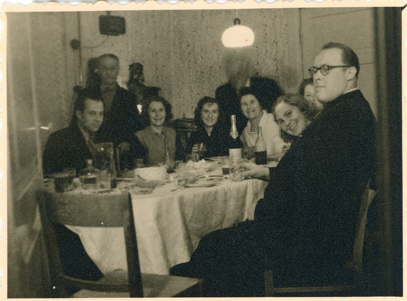 Seltskond Iisaku inimesi pr. Vau  juures külas