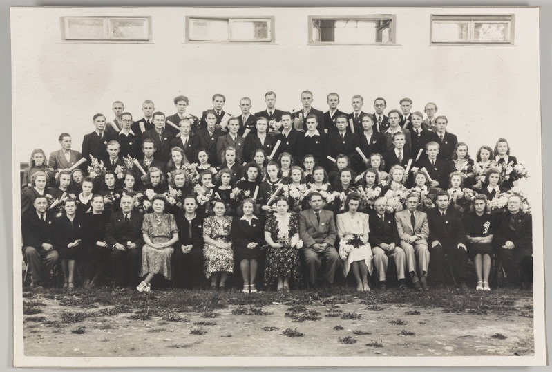 V.Kingissepa nim. Keskkooli 32. lennu lõpupilt koos õpetajatega. 1950.a.