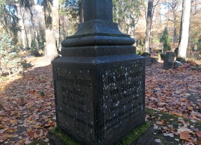 Tartu linnavaade. Carl Johann Seidlitz (1798-1885) hauaristi alus Vana-Jaani kalmistul. 1982.a. rephoto