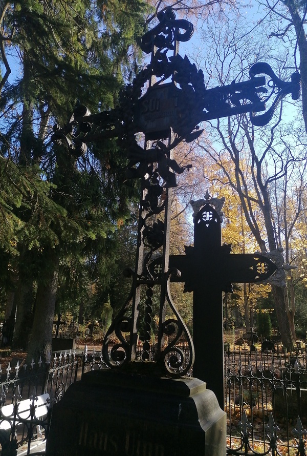 Sepisrist Raadi kalmistul (haud: Hans Uinn). Tartu, 1980. rephoto