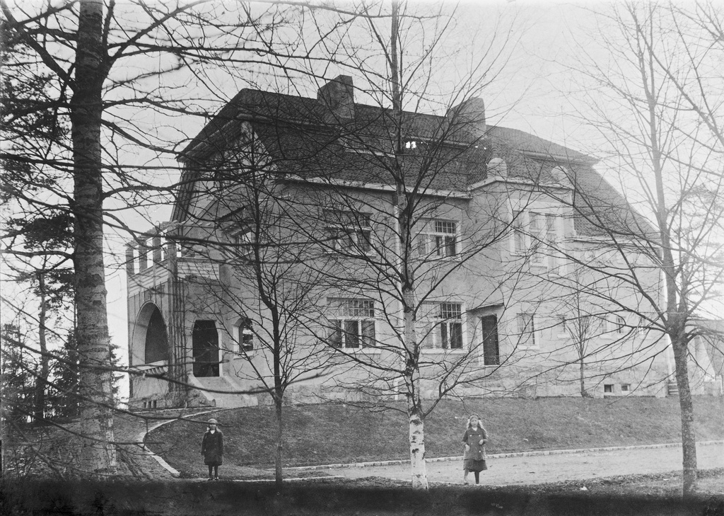 Tamminiemi Jörgen Nissenin aikana. Vasemmalla Lisbeth Nissen, oikealla Birgit Nissen.