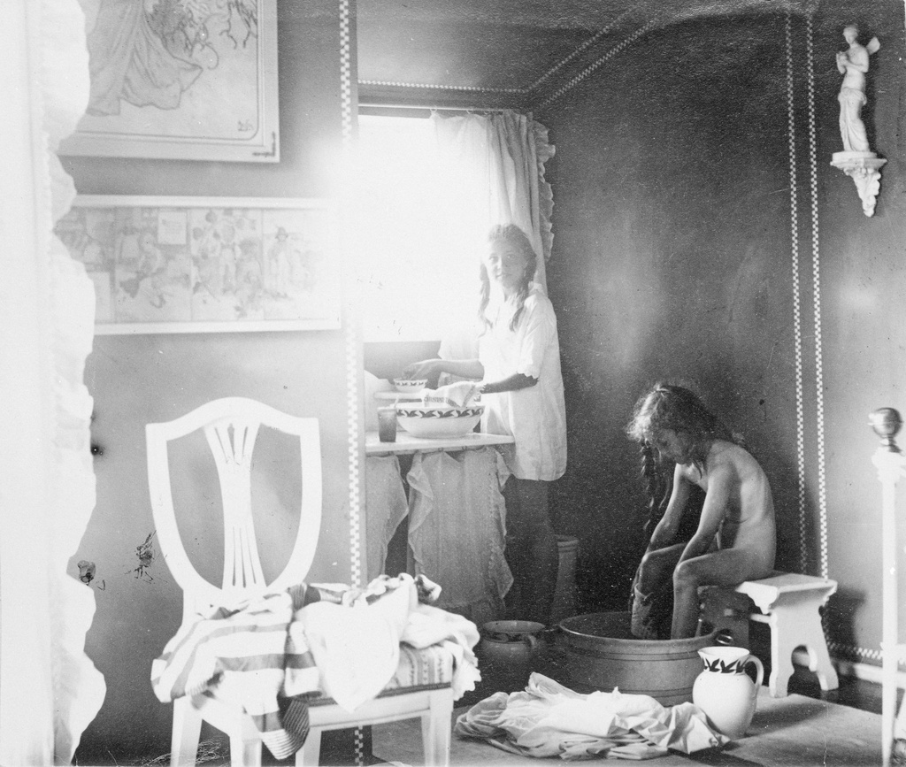 Tamminiemi, Lisbeth ja Birgit Nissen kylpevät