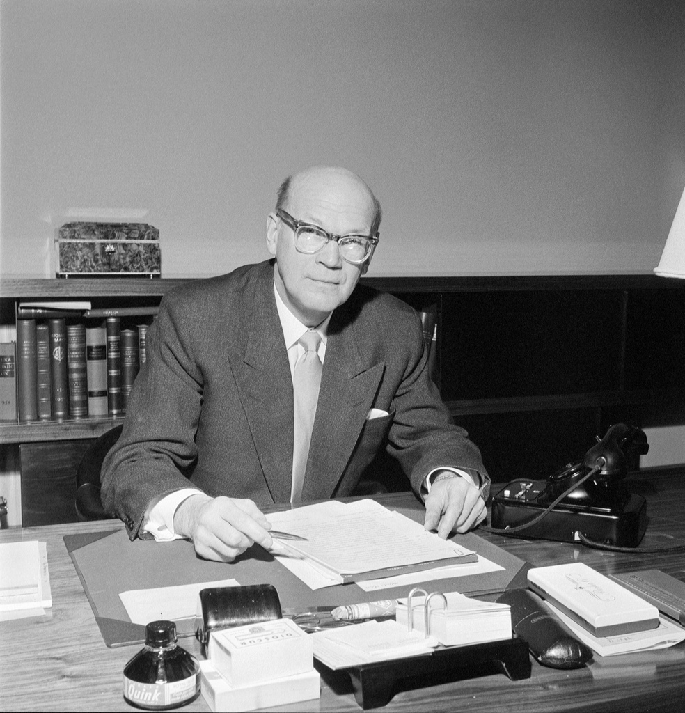 Presidentti Urho Kekkonen työpöytänsä ääressä Tamminiemessä 28.11.1956.