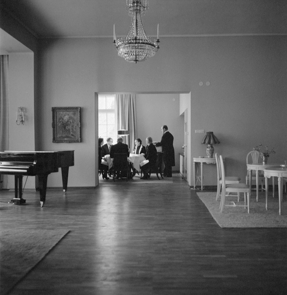 Presidentti Urho Kekkonen ruokailee perheensä kanssa Tamminiemessä 28.11.1956.