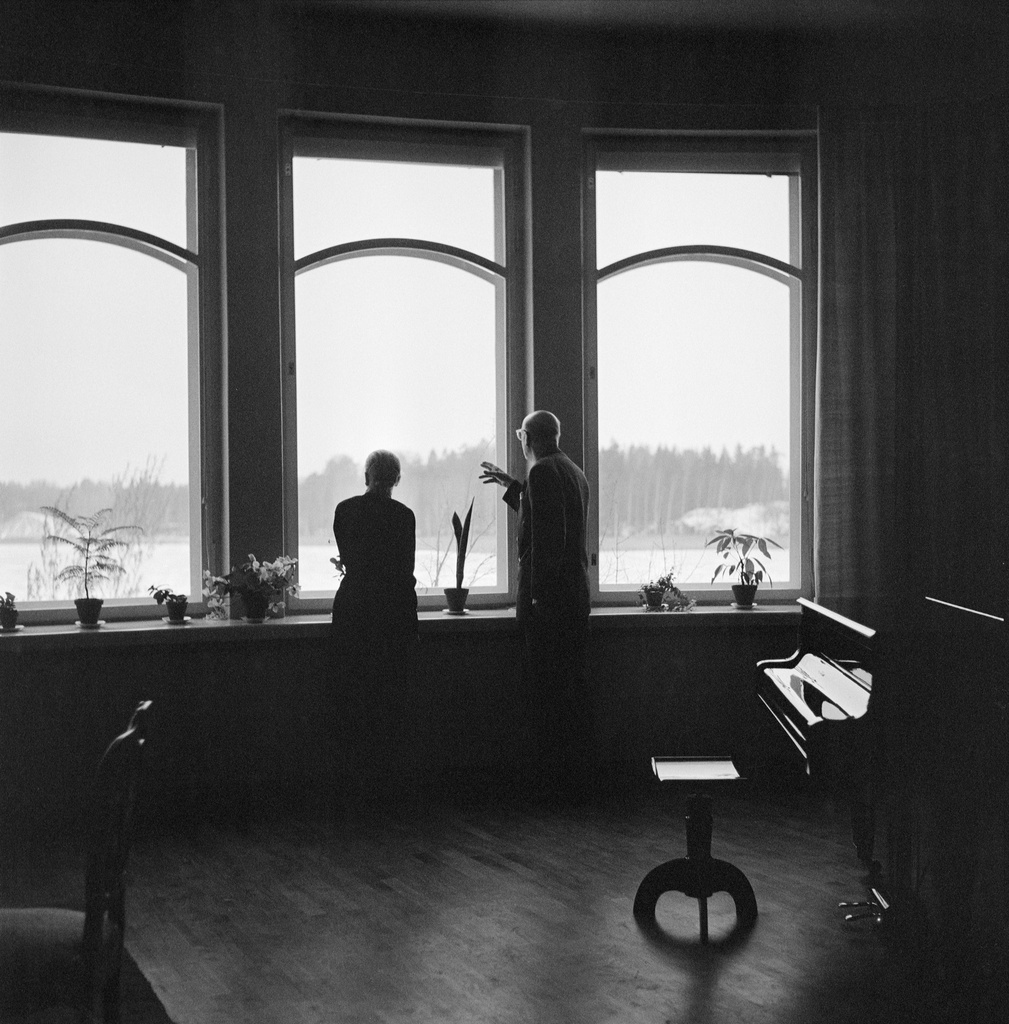 Presidentti Urho Kekkonen äitinsä Emilia Kekkosen (os. Pylvänäinen) kanssa Tamminiemessä 28.11.1956.