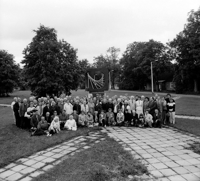 Vabariiklikust kodu-uurijate kokkutulekust osavõtjad Kärdlas vabrikuväljakul