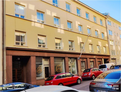 Jääkärinkatu 6B. Päätyikkunan yksi ruutu rikki. Rakennuksessa Axel Liljefors Oy:n konttori ja myymälä. rephoto