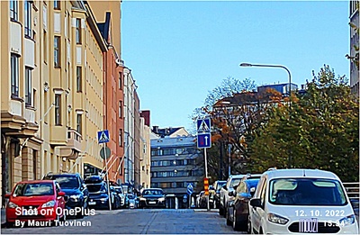 Vasemmalla Lapinlahdenkatu 7, 9, 11, 13, 15, 17. Kadun päässä Eerikinkatu 22 ja Rakennus-Raken liike. rephoto