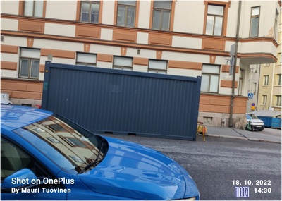 Ambulanssiautoja Vironkadulla Helsingissä. Vironkatu 1. Kuvassa palolaitoksen kaksi ensimmäistä ambulanssiautoa. Vasemmalla Finlandia merkkinen ambulanssi, joka tehtiin v 1923 palokuntaan hankitusta Finladia kuorma-autosta, jonka huolto numrooli 7. ambulanssiksi muutoksen jälkeen auto huoltonumerokseen 20. Muutostyö valmistui v1925. Takimmainen auto on Daimler-benz ambulanssi vuodelta 1923. Se ostettiin valmiina ambulanssina saksasta. huolto numero 19. rephoto