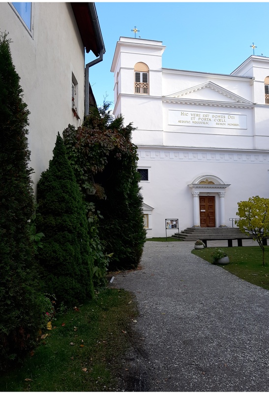 Vaade hoonete vahelt Peeter-Pauli kirikule (Vene tänav 18). rephoto