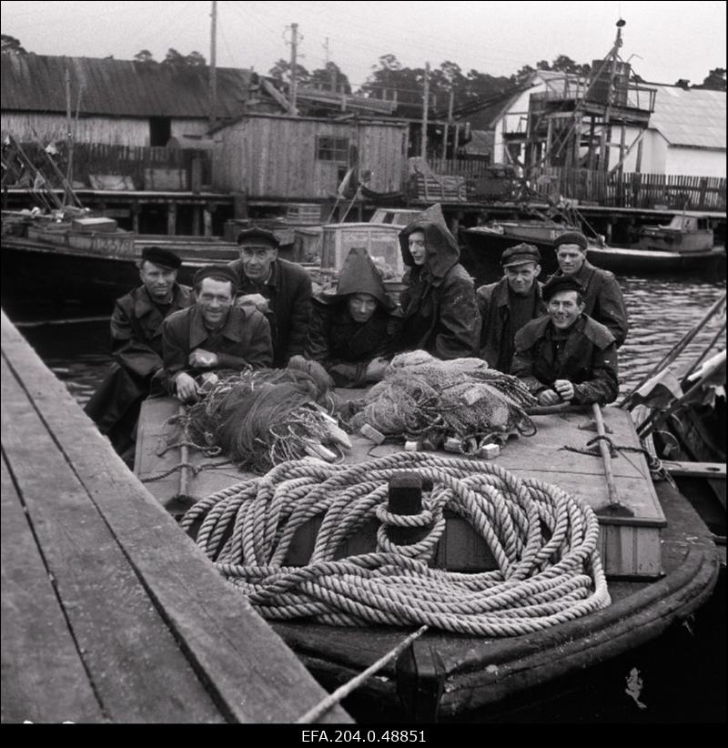 Pärnu linnapiirkonna kalurikolhoosi Kalur III kvartali plaani enam kui neljakordselt täitnud 3. brigaadi liikmed brigadir Nikolai Kitiga (vasakult teine) enne järjekordset püügiretke.