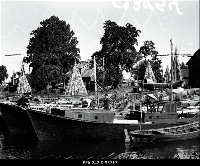 Pärnu rajooni kalurikolhoosi "Jahta" kalurid püügiks laevu korda seadmas.