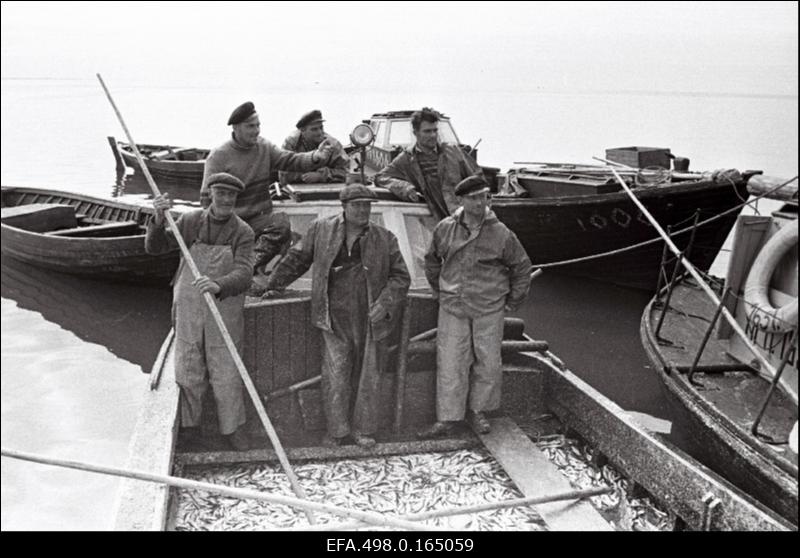 Kalurikolhoosi “Pärnu Rand” kalurid pärast püüki sadamas.