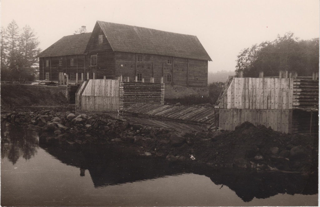 C. R. Jakobsoni Talumuuseumi veskipaisu ehitamine 1983. a. sügisel.