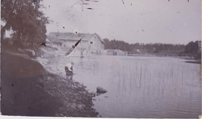 Julie Jakobson Kurgja veski lähedal jões.  duplicate photo