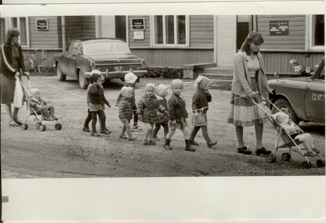 foto lasteaia lapsed jalutamas 1980-ndad