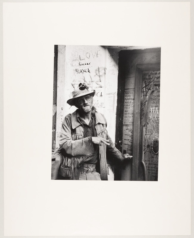 Riho Bauman täiskirjutatud seina taustal.