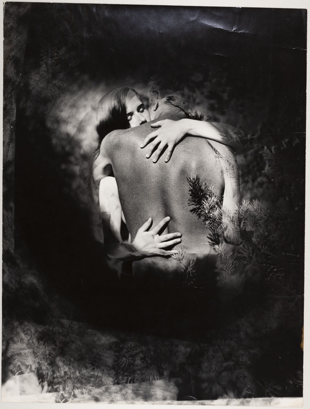 Mees- ja naisakt embuses.