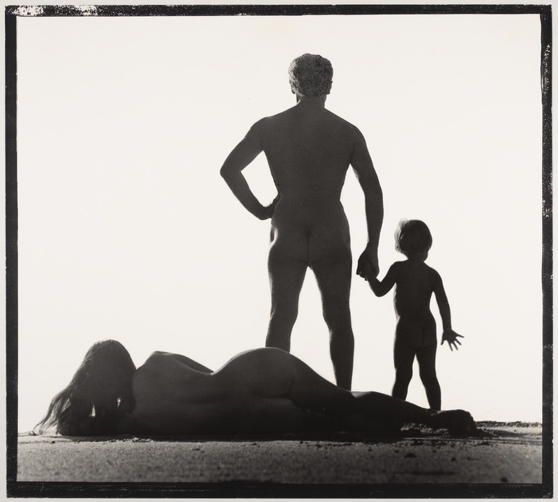 Perekond: lamav naisakt, püsti meesakt ja laps.