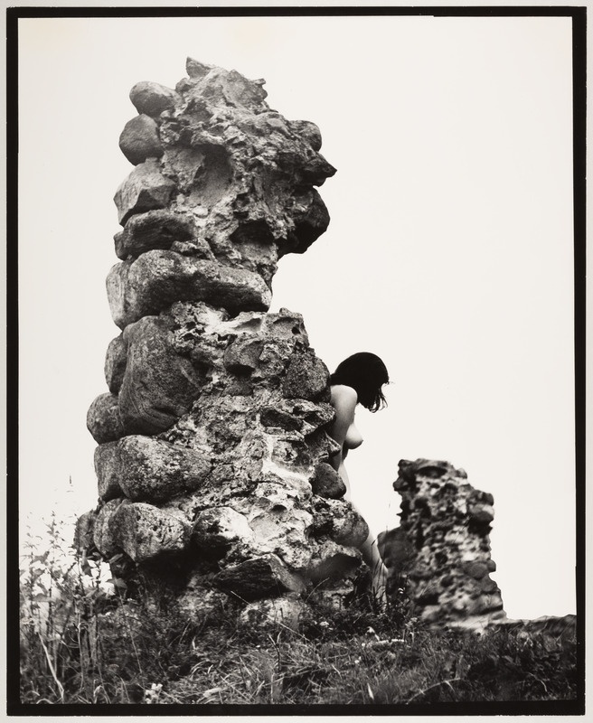 Kivivari ja sellele seljaga toetuv akt. Vaade küljelt.