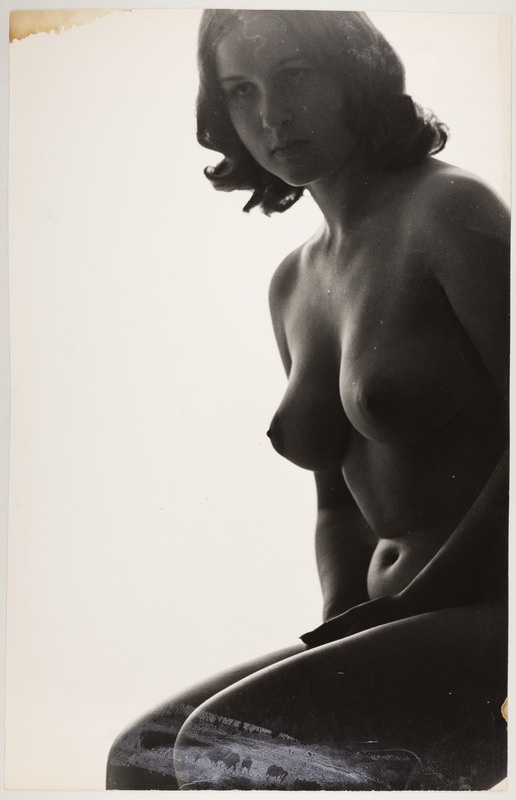 Istuv akt. Lähivaade.