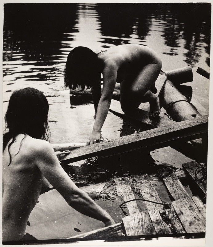 Kaks akti parvel. Vaade küljelt.