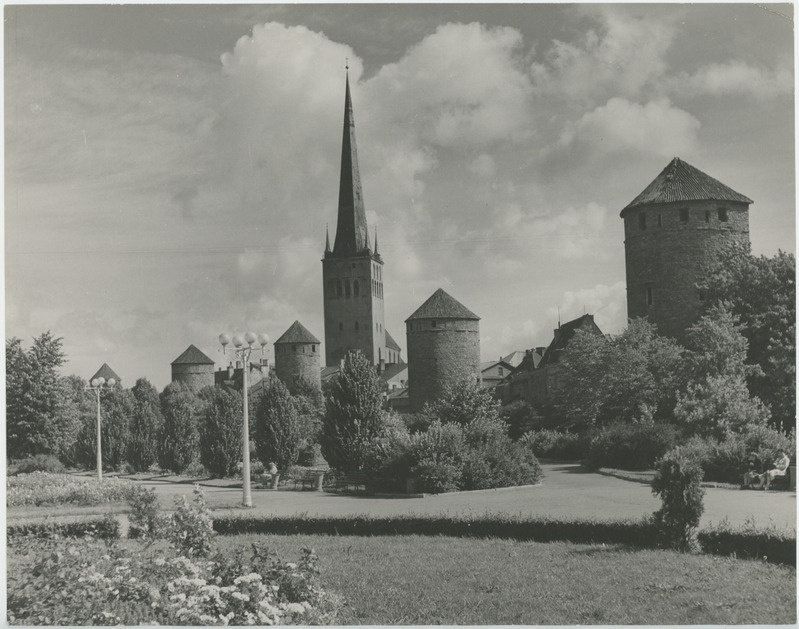Tallinn, linnamüür tornidega lääne poolt, taga Oleviste kirik.