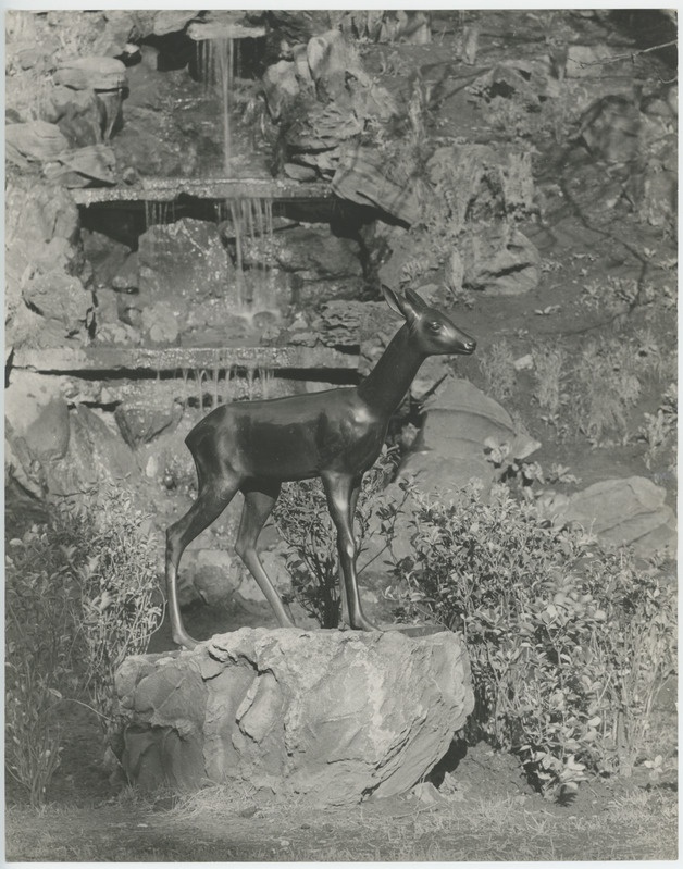 Jaan Koort'i pronksist hirv Tallinnas Vaksali tänaval.