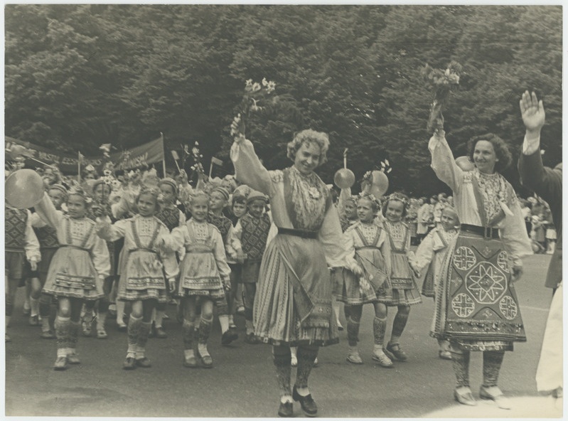 Koolinoorte laulupeost osavõtjate rongkäik Tallinnas.