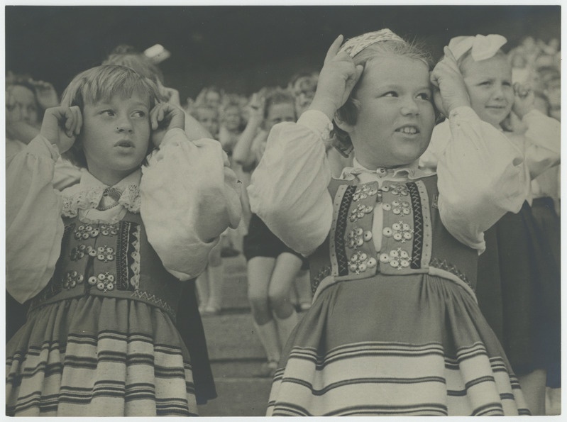 Koolinoorte laulupeost osavõtjad esinemas.