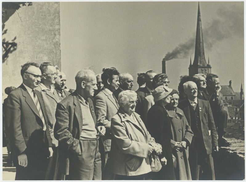 Grupp Inglise kommunistliku partei veteranid tutvutmas Tallinnaga Toompeal.