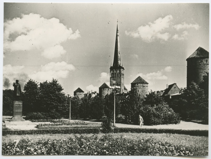 Tornide väljak, vasakul Kalinini ausammas, paremal Oleviste kirik.