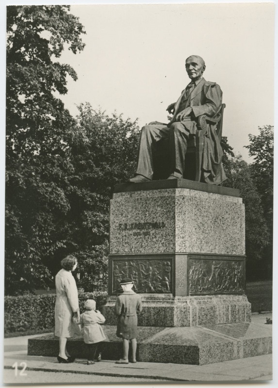 Fr.R. Kreutzwaldi mälestussammas Kadriorus.