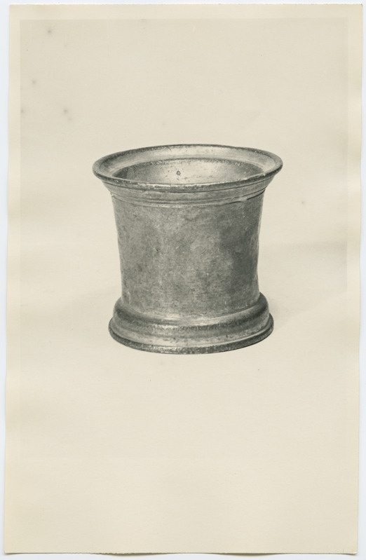 Sõelkattega tops tindikuivatuspulbri hoidmiseks, 19. sajand.