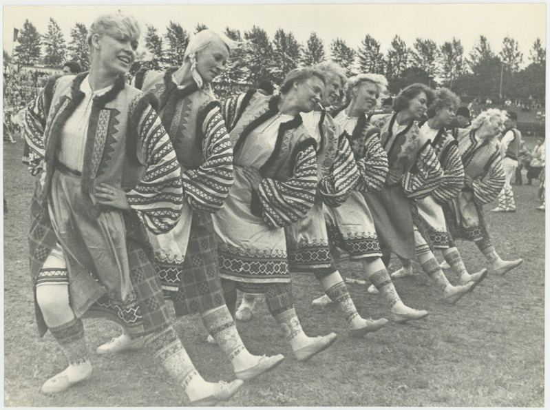 Rahvakunstiõhtu, tantsijad esinemas.